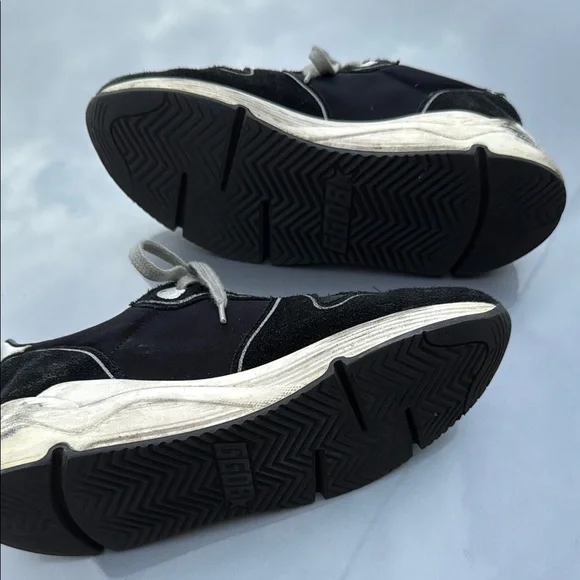 Golden Goose Black and White Sneakers with Signature Style - Picture 5 of 5